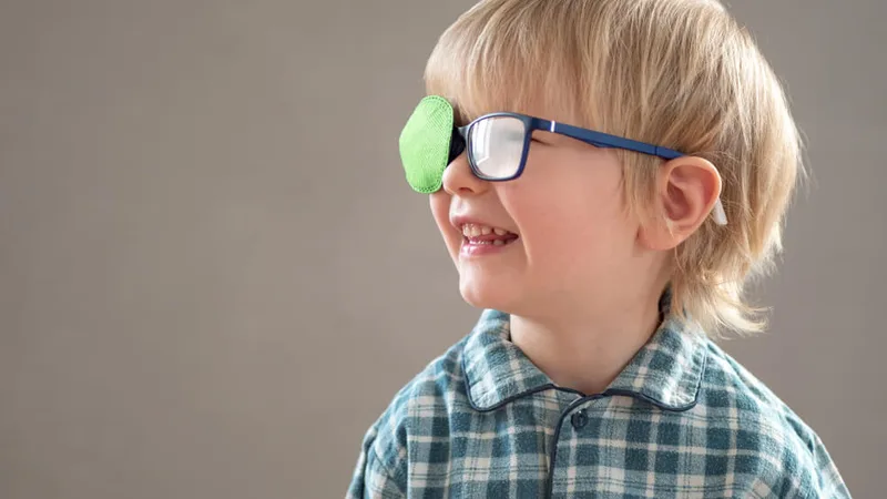 Kind mit Zeichen einer Amblyopie (Lazy Eye) – Früherkennung entscheidend für erfolgreiche Behandlung