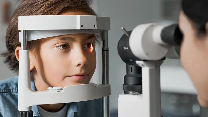 Kinderauge bei der Untersuchung mit altersgerechten Tests – Sehschule Ludwigshafen