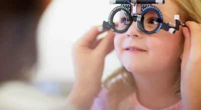 Kind bei der Augenuntersuchung – Sehschule für Kinder in Ludwigshafen, Früherkennung von Schielen