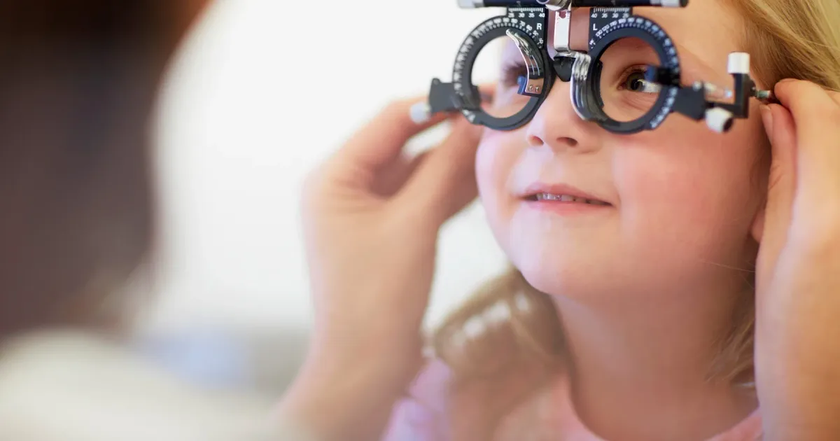 Kind bei der Augenuntersuchung beim Augenarzt – Sehschule für Kinder in Ludwigshafen, Früherkennung von Schielen und Amblyopie